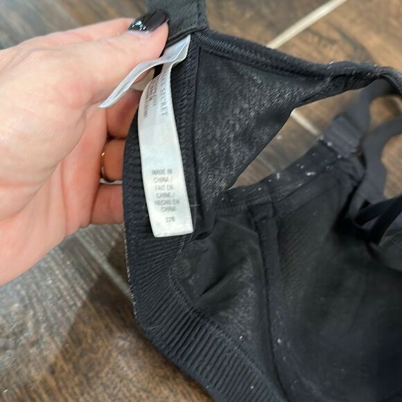 🏋️♀️✨ Victoria’s Secret Sports Bra - Size 32B - Black and Gray - Picture 3 of 4